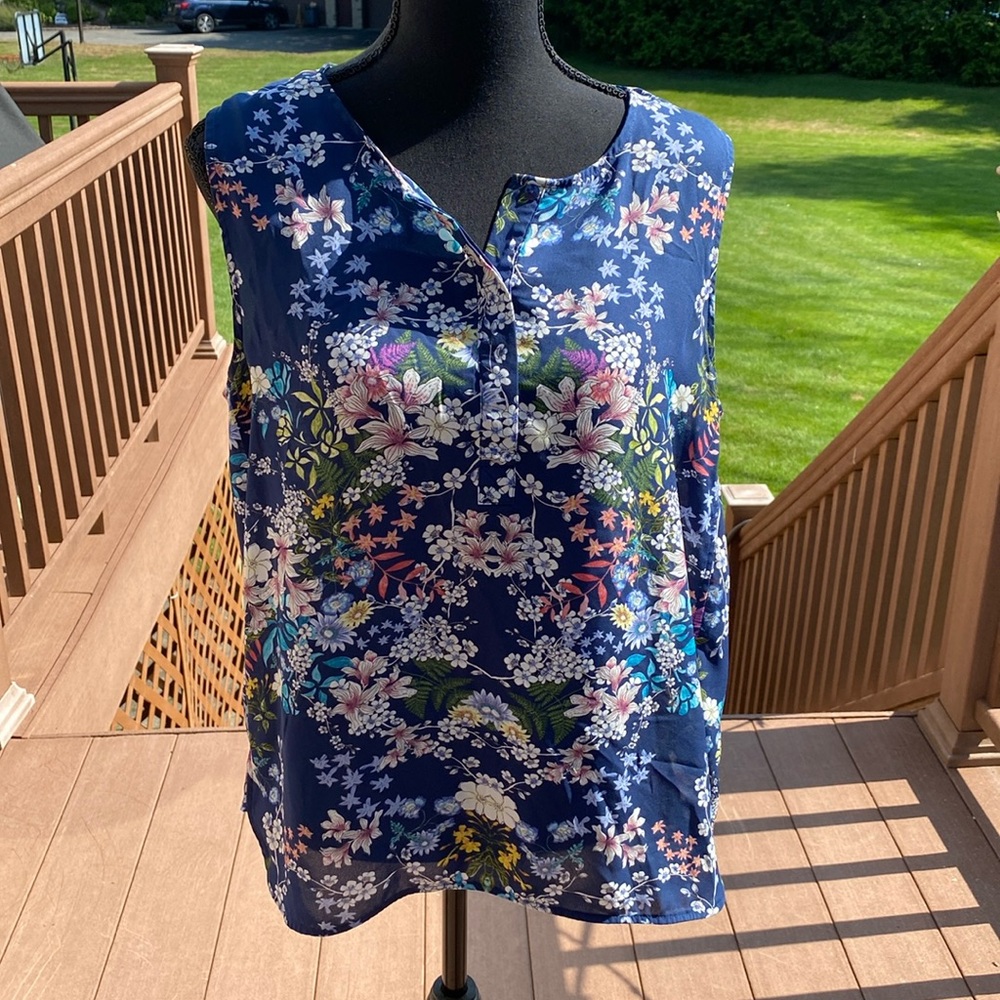 Floral sleeveless top. Tunic style. Longer in rear. Size L.